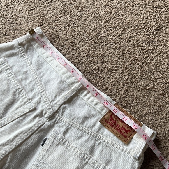 Levi’s High Waisted Mom Short White Distressed - Picture 7 of 8